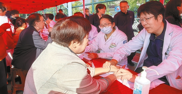 省级专家来“家门口”义诊了