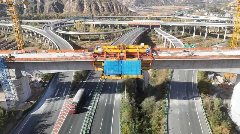 延榆高铁跨青银高速公路连续梁顺利合龙