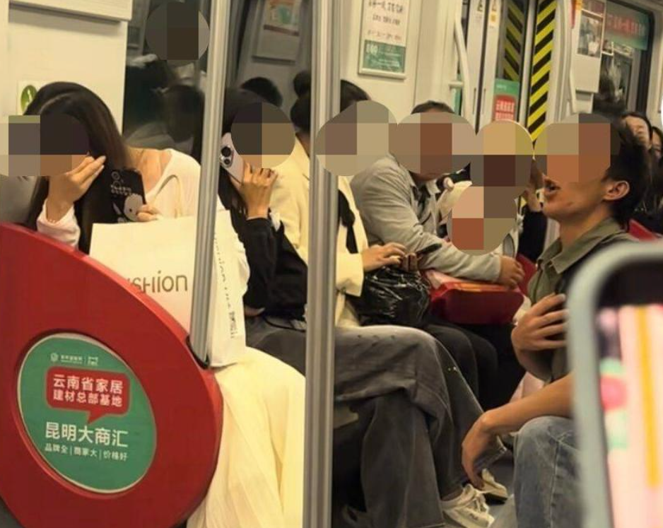 昆明一男网红在地铁内向女乘客大声表白 目击者称两人不认识