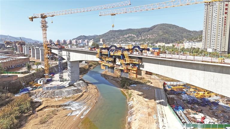 延榆高铁延河特大桥连续梁合龙