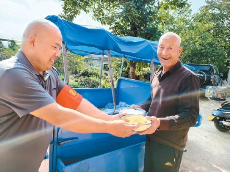 村里有了送餐车 西安江兆村老人吃饭不用愁