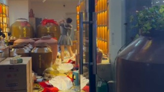 宜宾警方通报女子打砸酒水经营店铺：其已被送往医疗机构诊断治疗