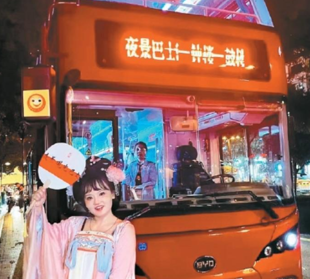 小公交承载大文旅 车厢内处处唐韵流转 车窗外皆是长安盛景