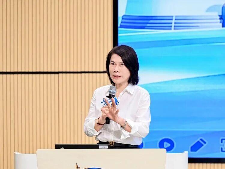 格力技工学校开学第一课 董明珠现场定规矩：不允许谈恋爱