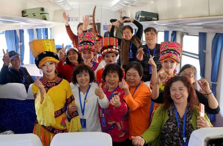 秦岭深处四等小站首开银发旅游专列400余名四川老年旅客赴陕跨省赏秋