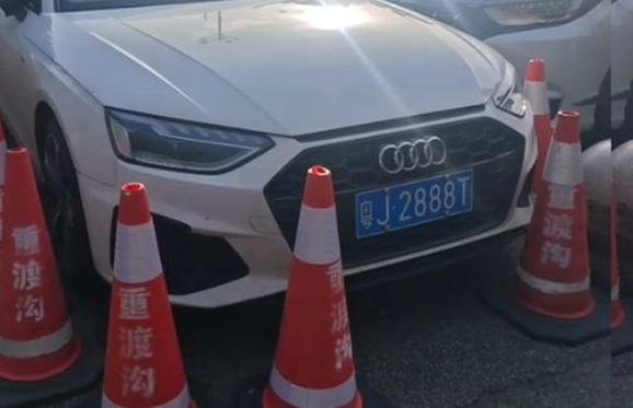 网红车牌粤J2888T车主现身湖北 对自己的车技很有信心