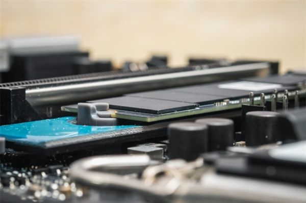 DDR5内存本周再涨15%：供应商竟强行取消老订单