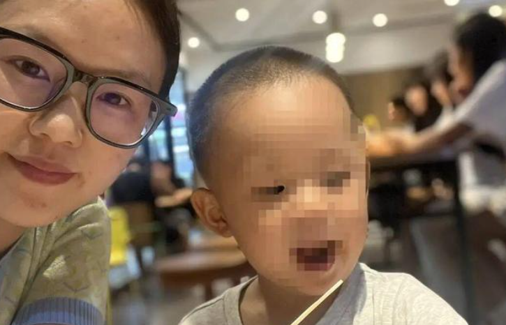父亲遛狗时幼童坠亡 母亲：他提出每月补贴1万维系婚姻