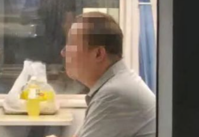 男子欠债2000万元被限高 11年坚持坐绿皮火车跑生意还债
