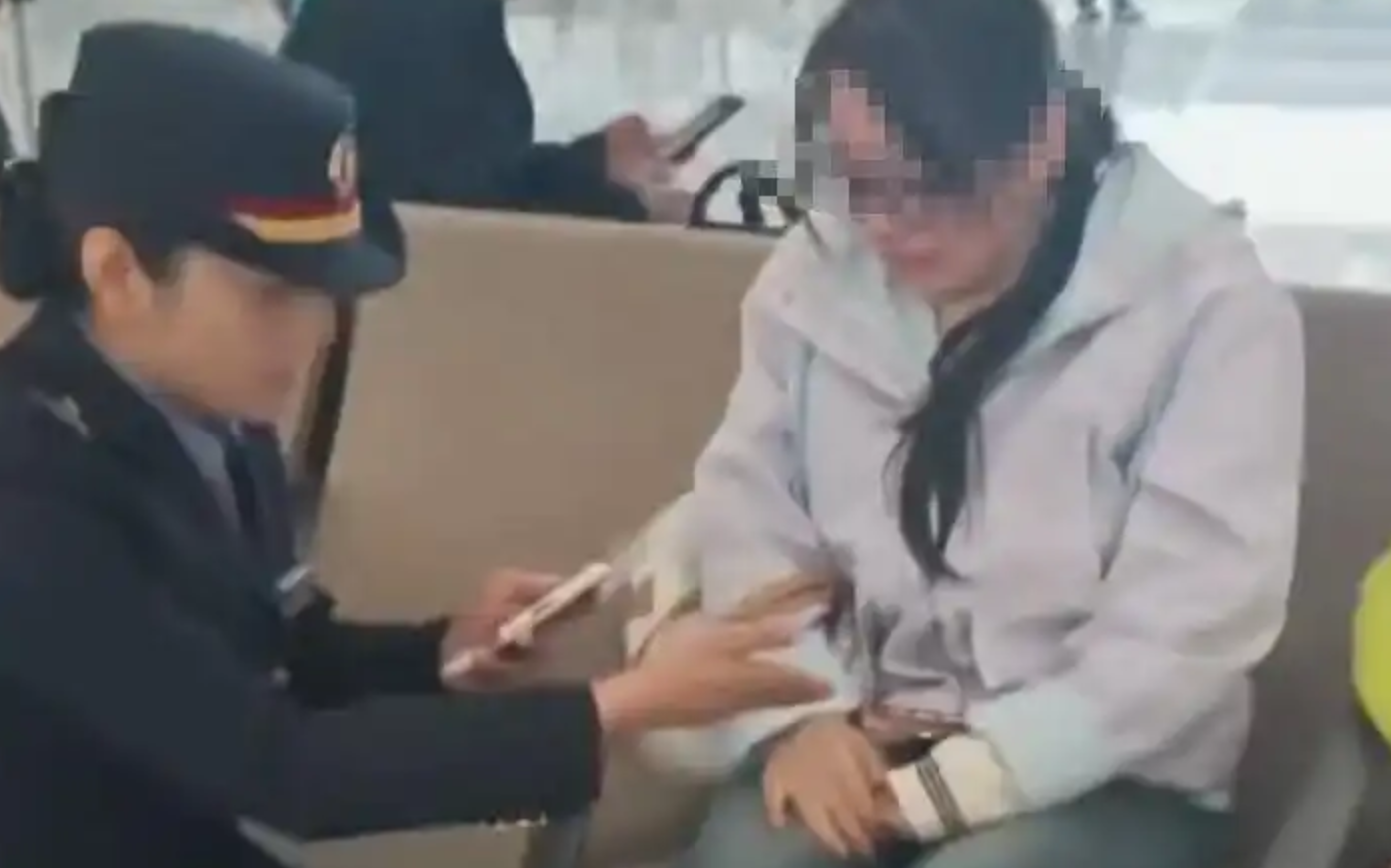 女孩因母亲去世痛哭 西安东站工作人员边安抚边协助订票