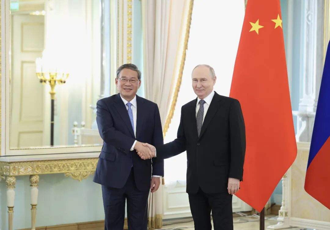 李强会见普京