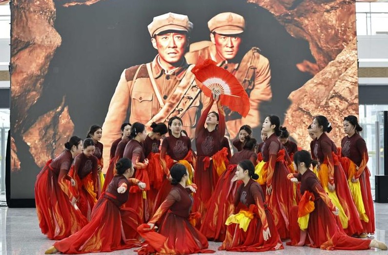 西安东站举行纪念中国工农红军长征胜利90周年主题活动
