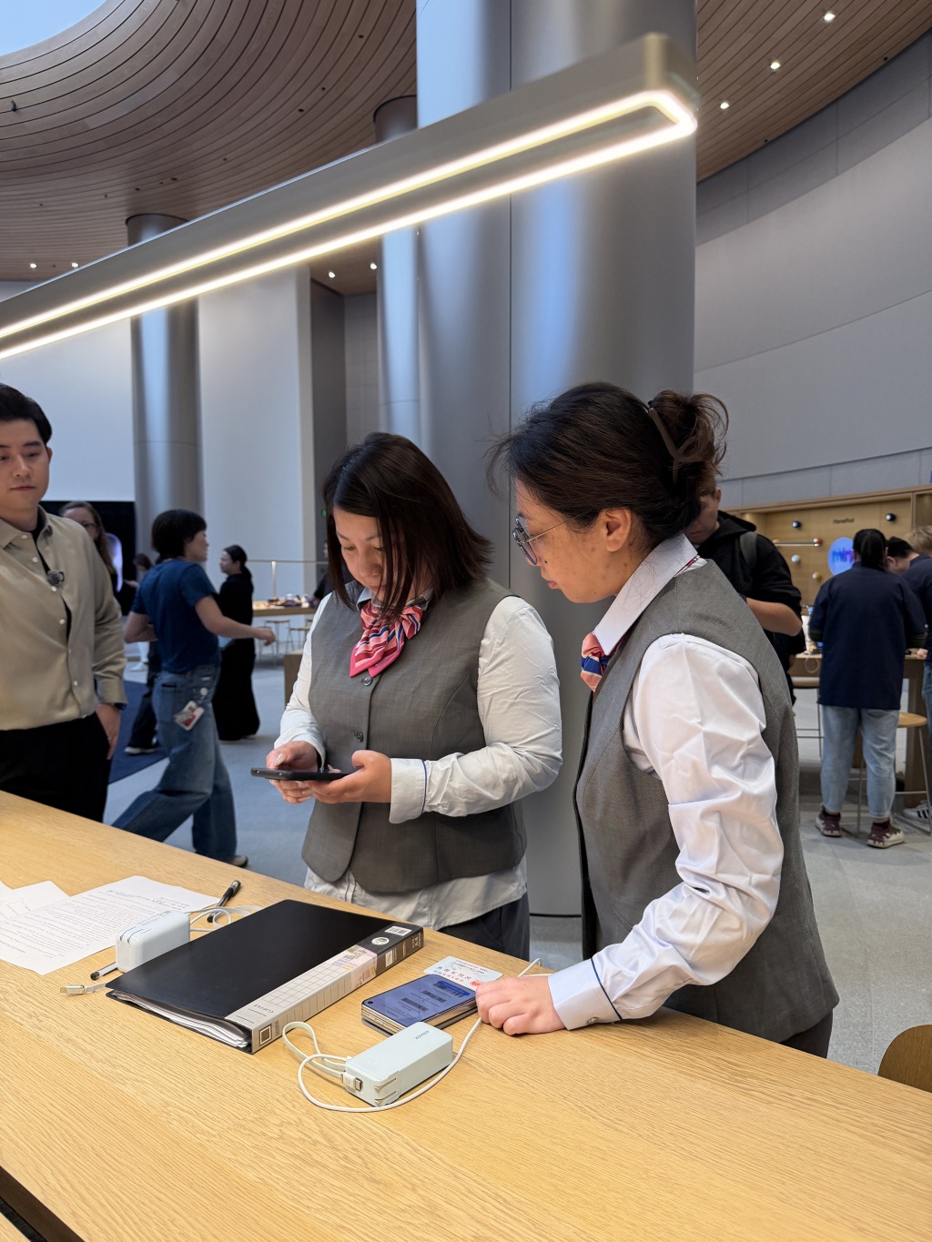 iPhone Duo正式开售：货源供应好于预期，溢价已“腰斩”至2000元
