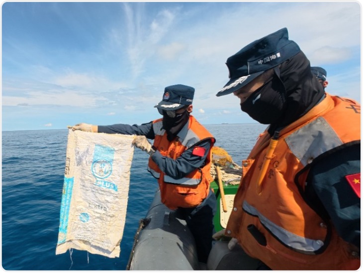 菲律宾非法“坐滩”船只周边海域出现垃圾 中国海警打捞