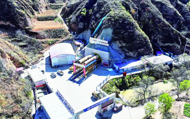 延榆高铁全线首座万米隧道——黄家塬隧道顺利贯通