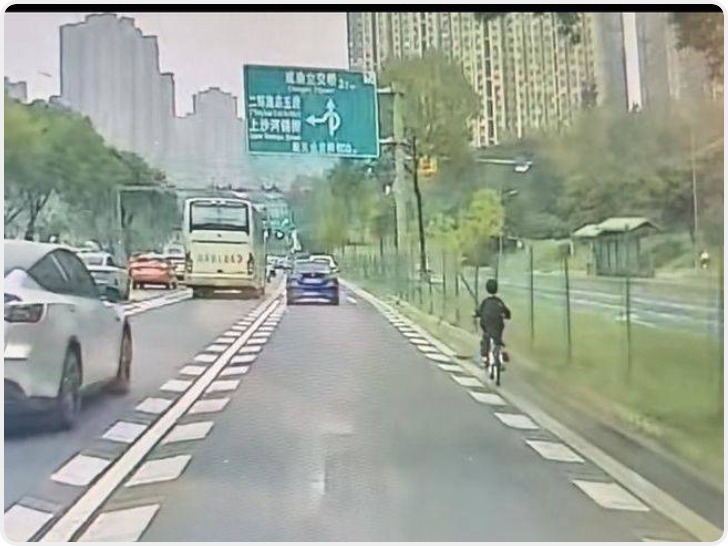 成都一男孩骑车误闯三环快车道 网约车司机暖心护送 乘客送上好评、打赏