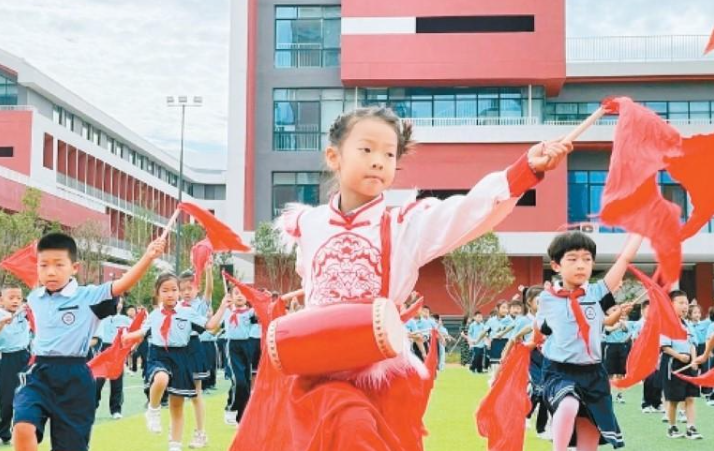 阳光满课间明眸向未来 西安多校把操场变成快乐课堂
