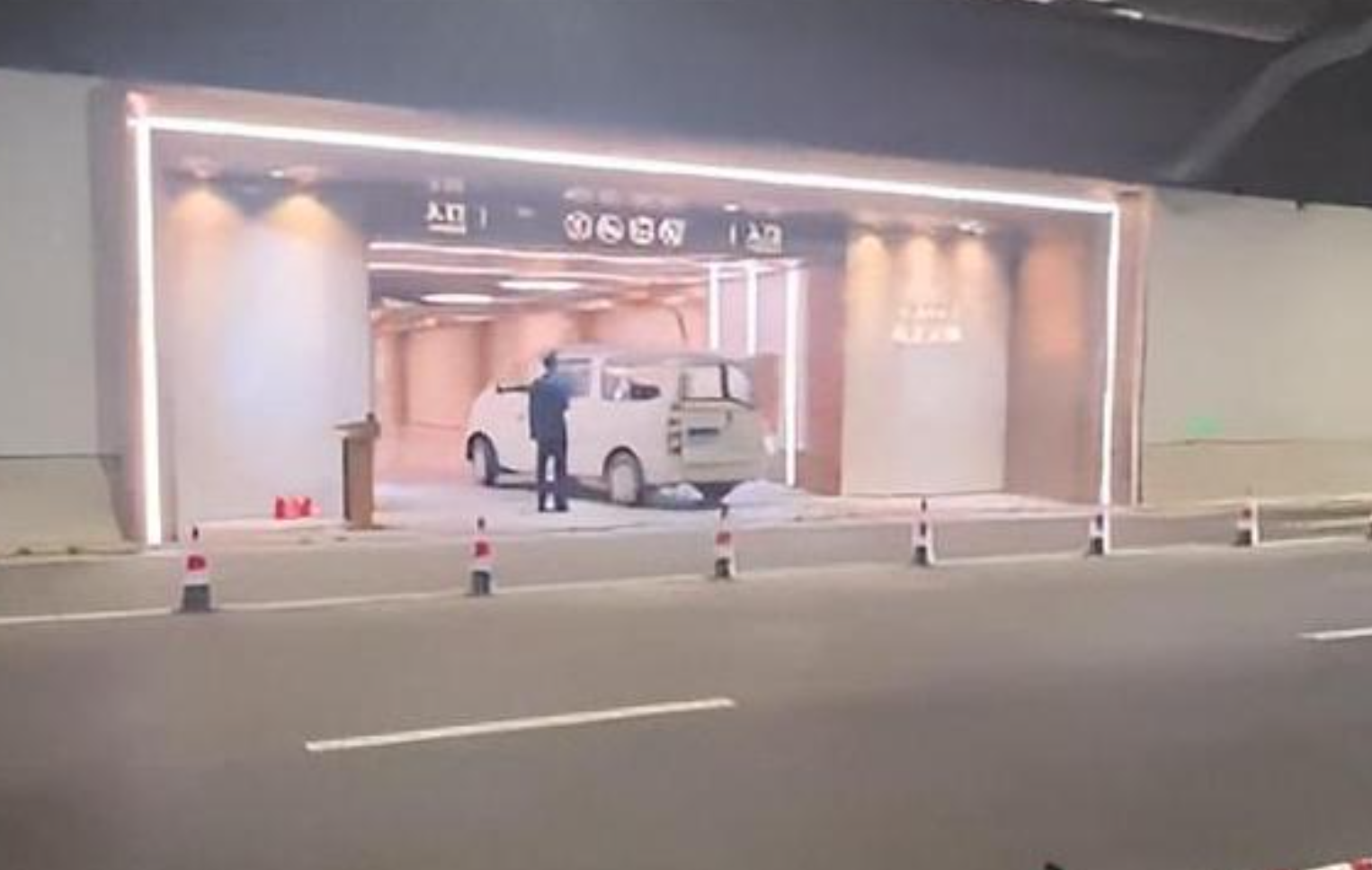 南京3000万豪宅地库出入口在市政隧道内 规划部门回应