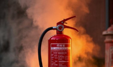 咸阳市秦都区一住户家发生火情 路过学生立即救人灭火