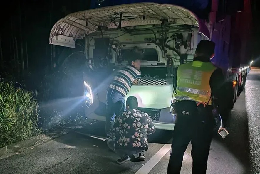 三辆超限重型半挂货车恶意冲卡 云贵两地执法部门联动跨省拦截