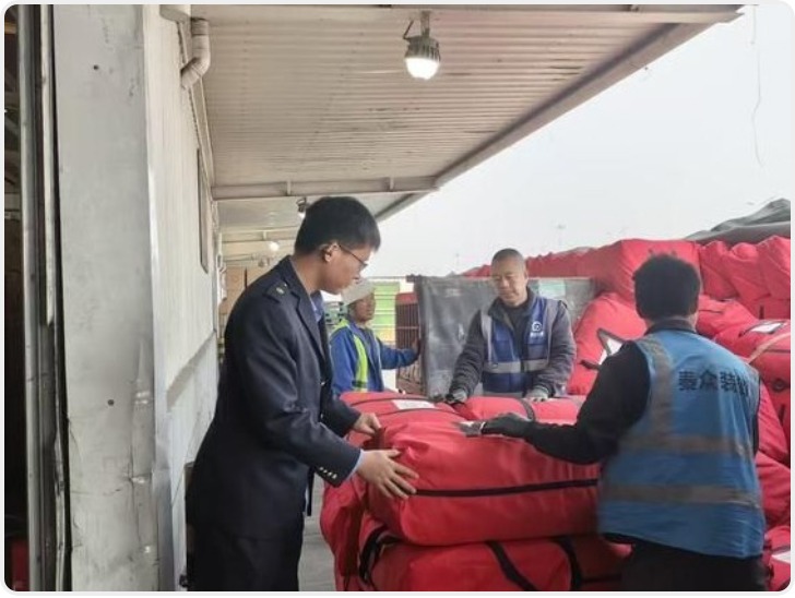 陕西抗震救灾物资搭乘进藏班列抵达拉萨