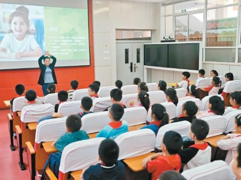 我市多校用特色课堂为学子送上“成长礼”