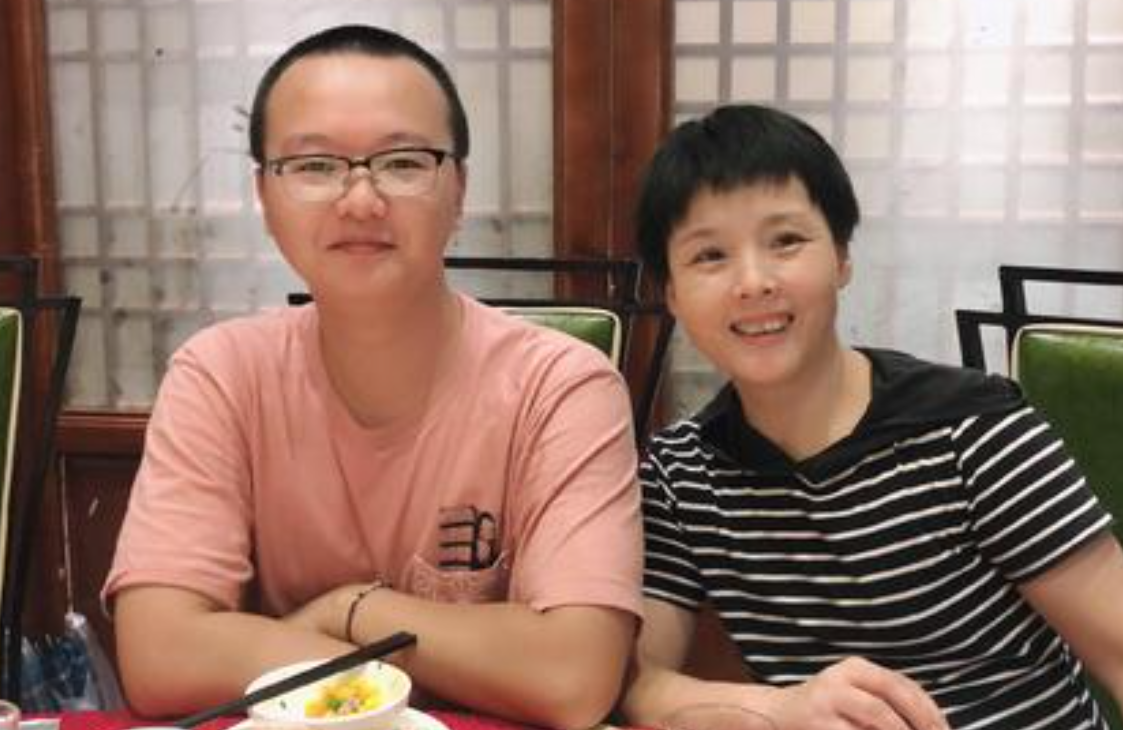 女子开粉店捧出博士儿子走红：丈夫患癌症 我负责赚钱