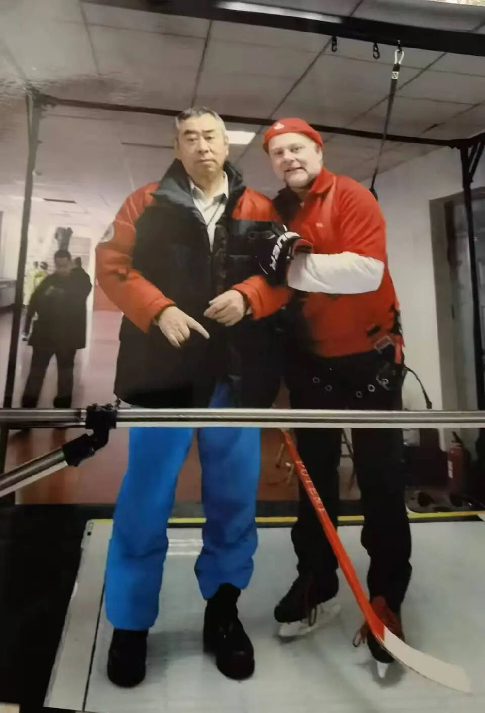 刀刃上的托举:一名失意冰球运动员的人生下半场